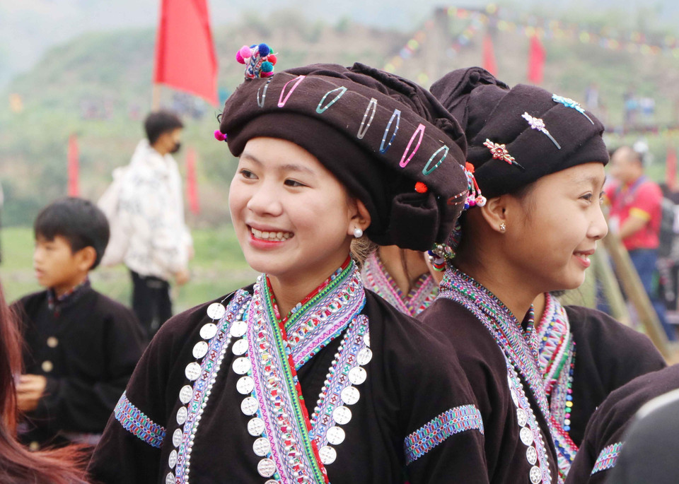 De jolies femmes Lao en costume traditionnel. Photo: VNA