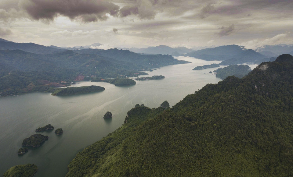 Grâce à des investissements synchrones dans les transports et les stations balnéaires haut de gamme, la baie de Ngoi Hoa, dans le district de Tan Lac, province de Hoa Binh, promet de devenir une destination très appréciée des touristes dans un avenir proche. 