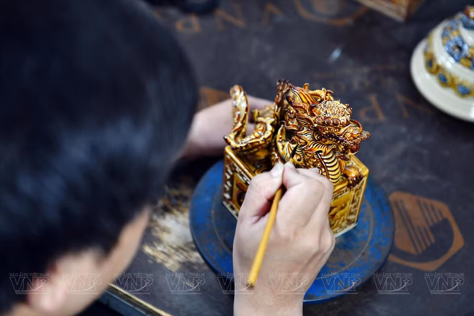 Selon l'artisan Mac Trieu Duong, chaque sceau du dragon sera peint complètement en environ 2 heures et demie. Chaque jour, un artisan peut réaliser 5 à 6 produits.