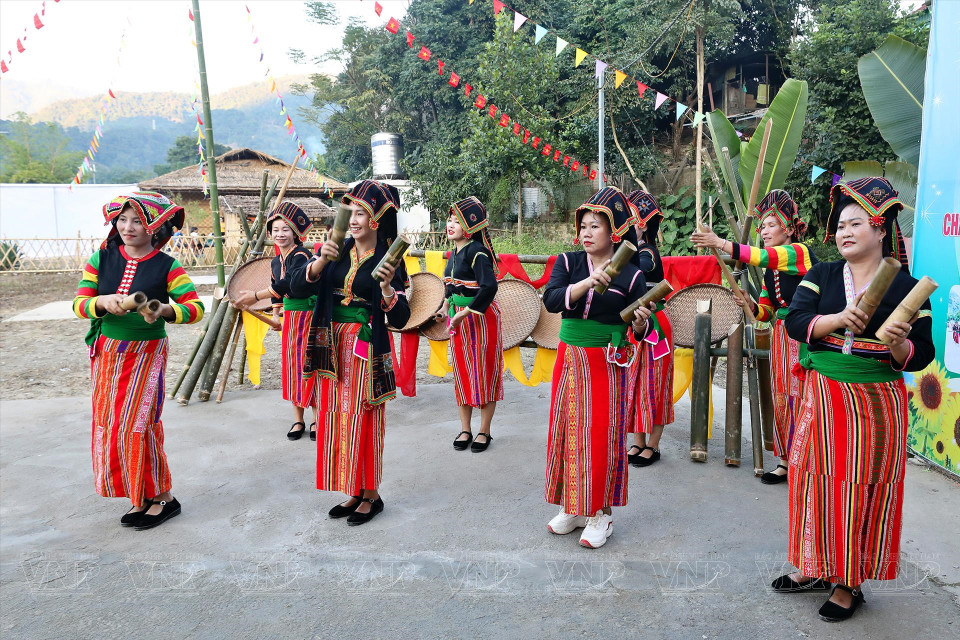 Des filles Cong interprètent des danses traditionnelles de leur ethnique.