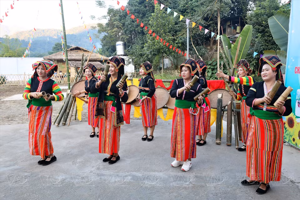 Des filles Cong interprètent des danses traditionnelles de leur ethnique.