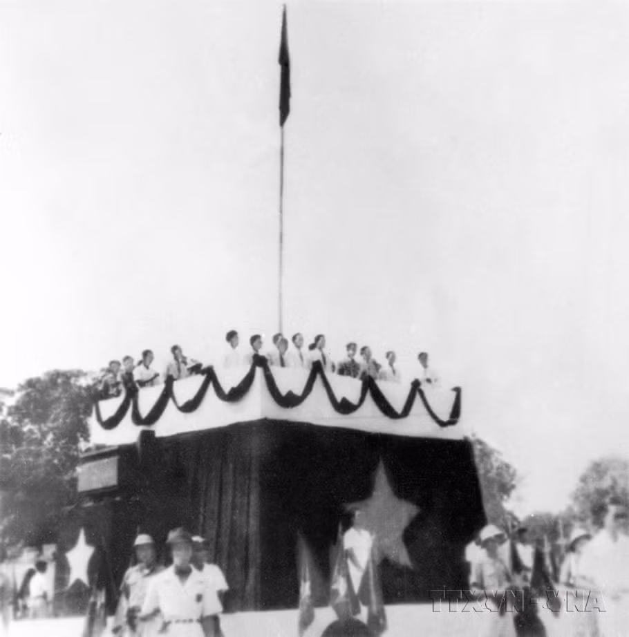 Le Président Ho Chi Minh lit la Déclaration d'indépendance donnant naissance à la République démocratique du Vietnam, le 2 septembre 1945, sur la place de Ba Dinh, à Hanoï. Photo d'archives: VNA 
