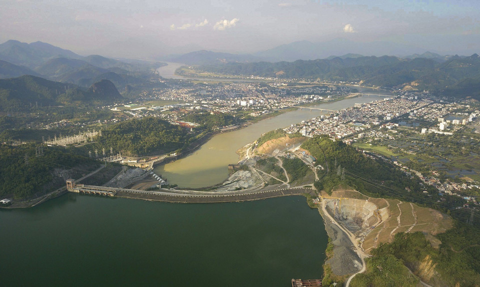 La centrale hydroélectrique de Hoa Binh et la rivière Da qui traverse la ville.