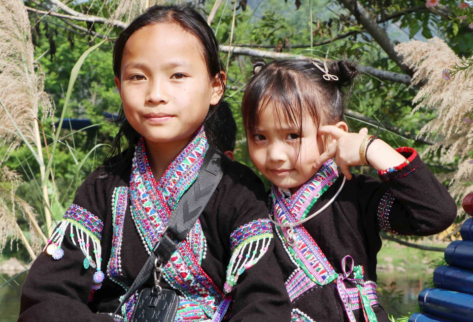 Dès leur plus jeune âge, les enfants de l'ethnie Lao portent des costumes traditionnels. Photo:VNA