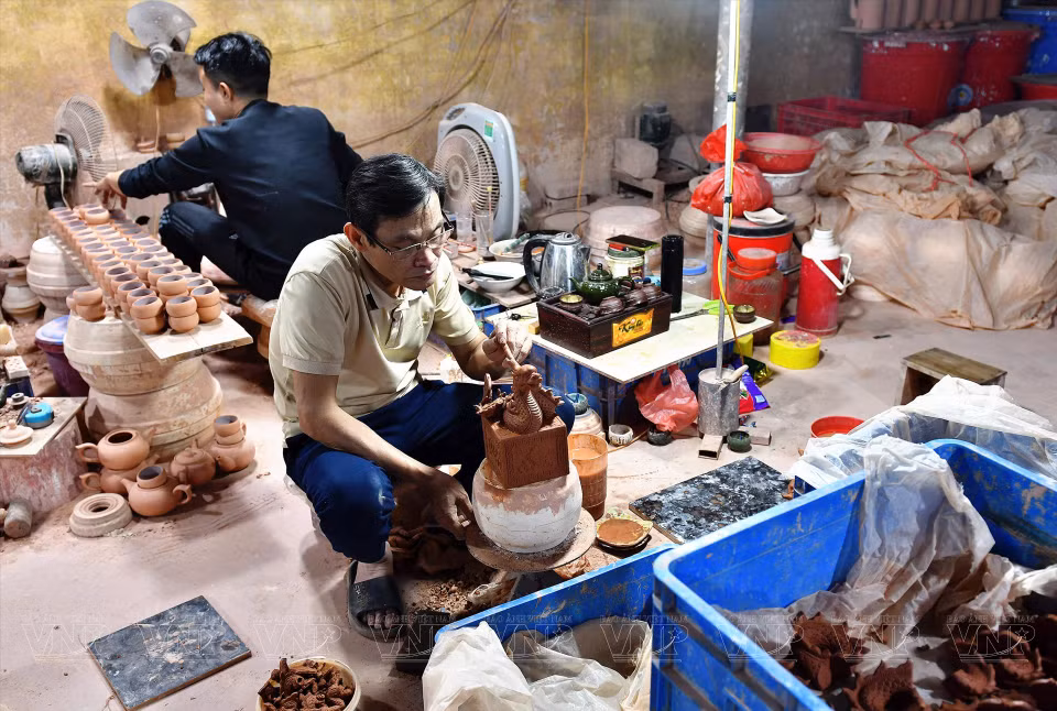 Utilisant des outils rudimentaires, les artisans de Bat Trang démontrent leur talent à travers chaque détail délicat.