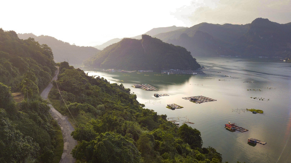 La pisciculture en cage combinée au tourisme procurent aux habitants locaux de bonnes sources de revenus.