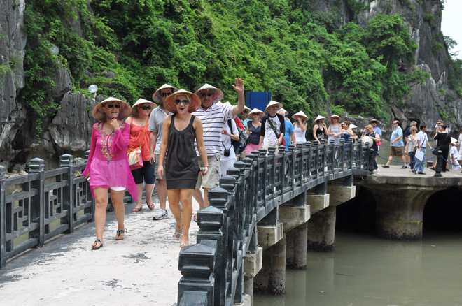 En 2016, le Vietnam a accueilli pour la première fois 10 millions de touristes étrangers, en hausse de 26% en un an, et réalisé un chiffre d’affaires à l’export de 400.000 milliards de dongs, soit l’équivalent de 18 milliards de dollars. Photo d’illustration/Internet