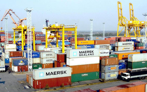 Selon le Département général des Douanes, le commerce extérieur du Vietnam est estimé à 349,2 milliards de dollars, soit une progression de 6,6% en un an, avec 175,84 milliards d’exportations et 173,26 d’importations. Photo d’illustration/ tapchithongtindoingoai.