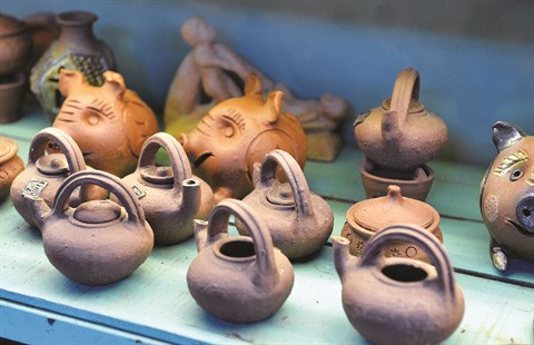 Les produits traditionnels de Thanh Hà sont, pour l’essentiel, des objets usuels tels que pots, vases, bols, mais aussi briques, tuiles...