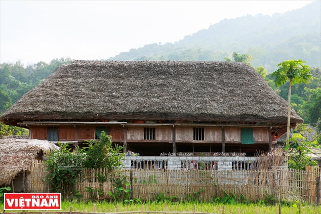 Dans le hameau de Ha Thành, sept familles proposent des services d’hébergement et de restauration, neuf vendent des souvenirs et d'autres services. Il y a même une équipe de chant et de danse prête à reconstituer le folklore Tày. En outre, le hameau possède une zone écotouristique, celle du ruisseau Tiên, lieu de distraction pour les touristes et la population locale.