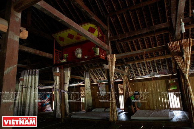 A l'intérieur d’une maison traditionnelle dans le hameau de Tha. 