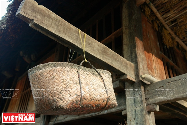 Objets d’usage quotidien des Tày accrochés autour de la maison. 