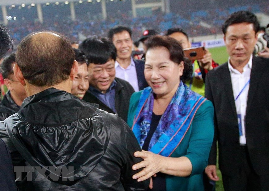 ...et la présidente de l’Assemblée nationale Nguyen Thi Kim Ngan sont allés au stage My Dinh pour féliciter les joueurs vietnamiens.