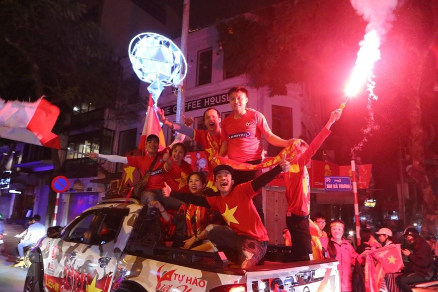 A Hanoï, des milliers supporters sont descendus dans la rue pour fêter la victoire de l’équipe U23 Vietnam