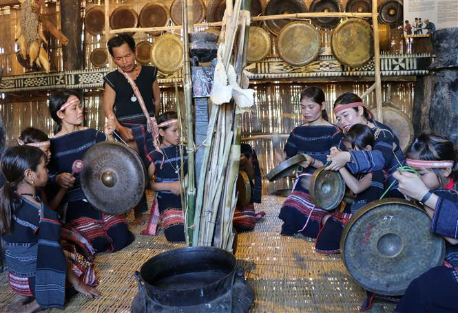 Des classes sont organisés pour sensibiliser à des valeurs culturelles traditionnelles et enseigner la pratique des gongs à des jeunes et enfants minoritaires.