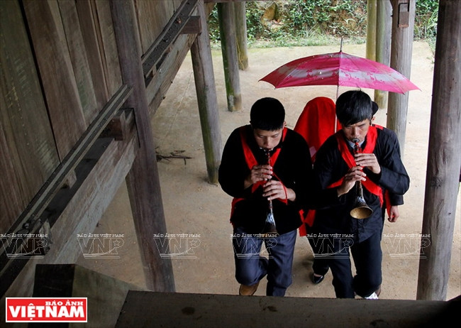 Le jeune couple arrive à la demeure familiale du marié.