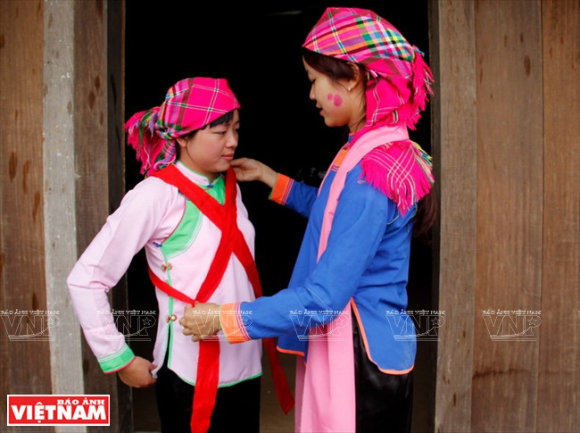 Les vêtements de mariage de la mariée sont préparés par sa sœur.