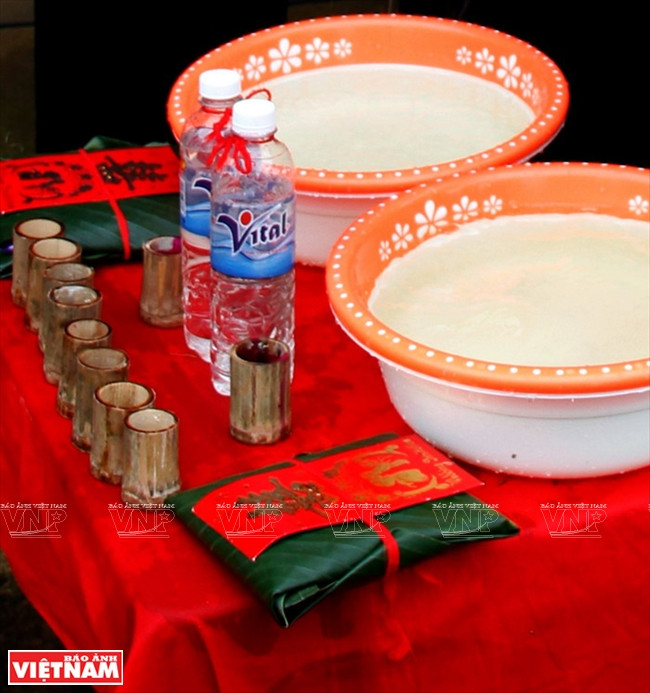 Alcool de riz, eau et quelques verres en bambou sur la table de rites.