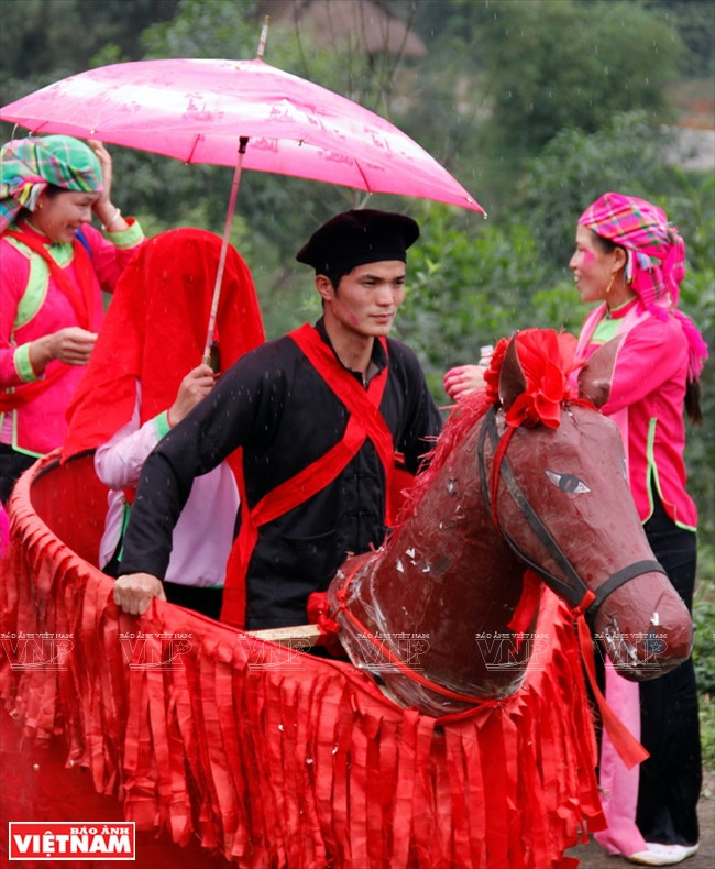 Le marié chevauche son cheval en papier pour emmener sa femme à la maison.