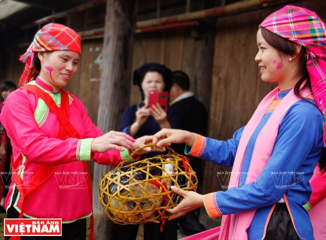 La famille du marié offre des cadeaux à la famille de la mariée.