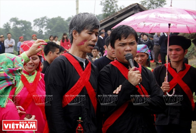 Chants alternés de la famille de l’époux.