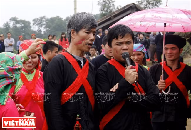 Chants alternés de la famille de l’époux.