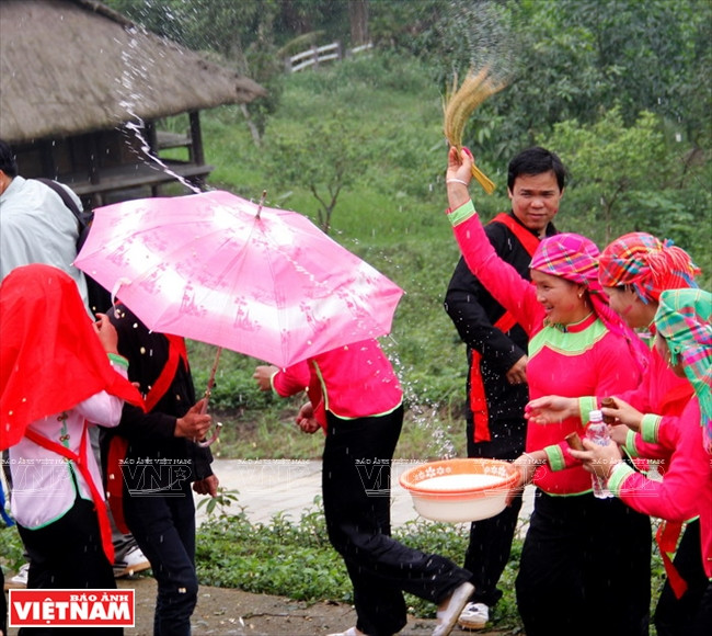 Afin de chasser les âmes maléfiques, on lance un talisman vers la mariée.