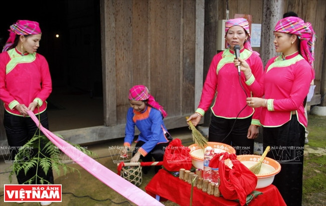 Chants alternés lors de l’arrivée de la famille de l’époux.