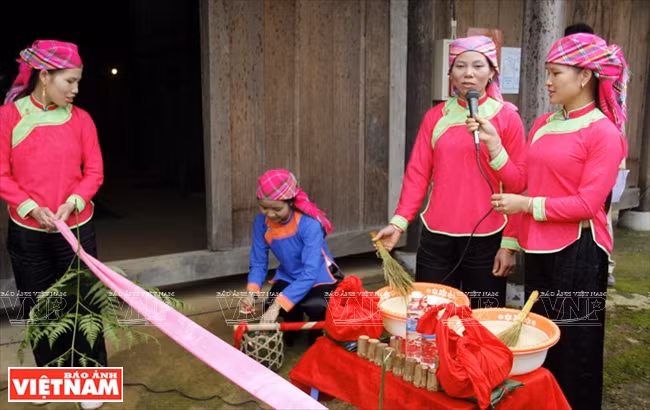 Chants alternés lors de l’arrivée de la famille de l’époux.
