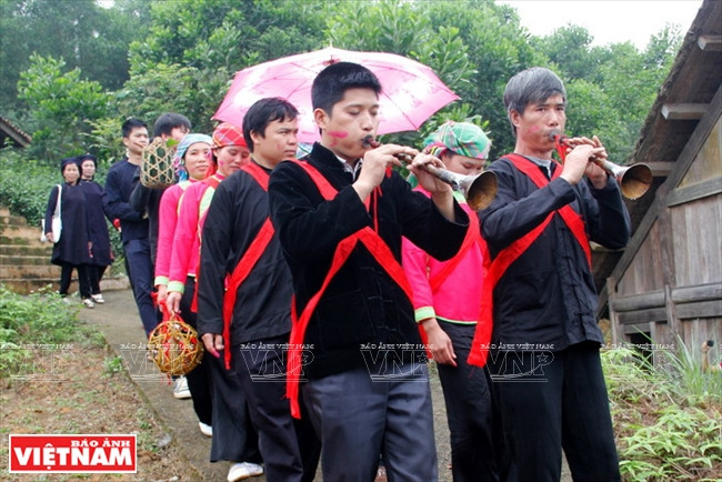 De la musique accompagne la procession.