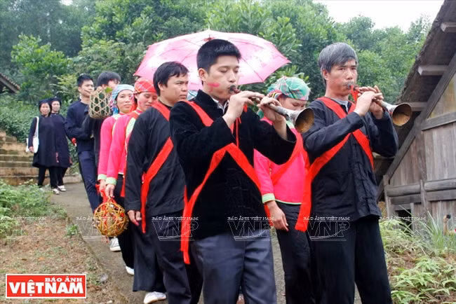 De la musique accompagne la procession.