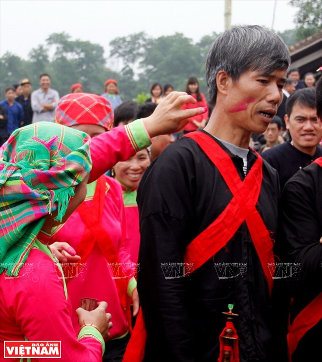 La famille de l’épouse dépose un pigment rouge sur le visage des membres de la famille de l’époux.