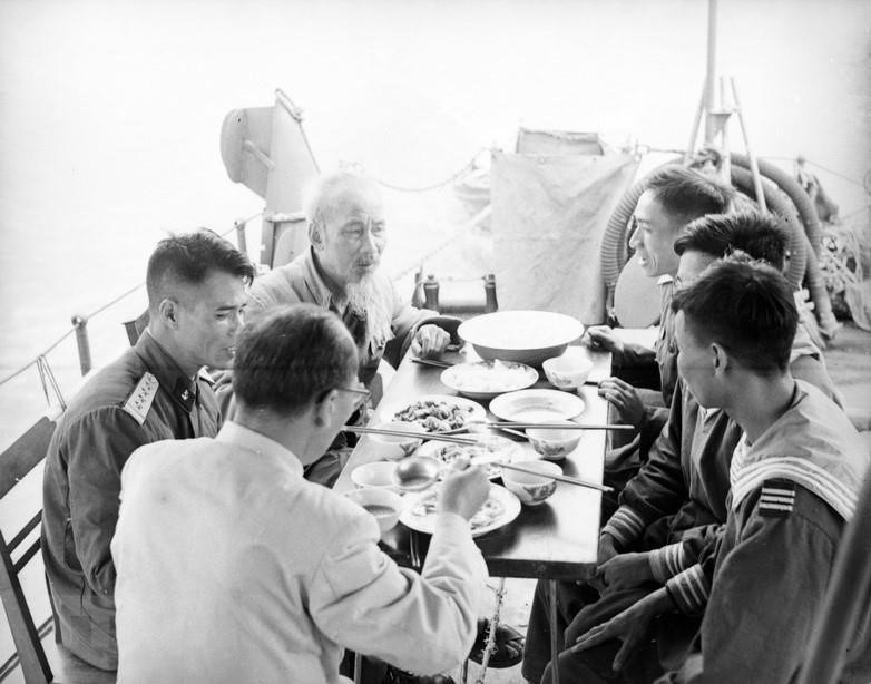  Un repas du Président Ho Chi Minh et des officiers et soldats de la Marine en charge de la protection de la côte de Quang Ninh (1965). 
