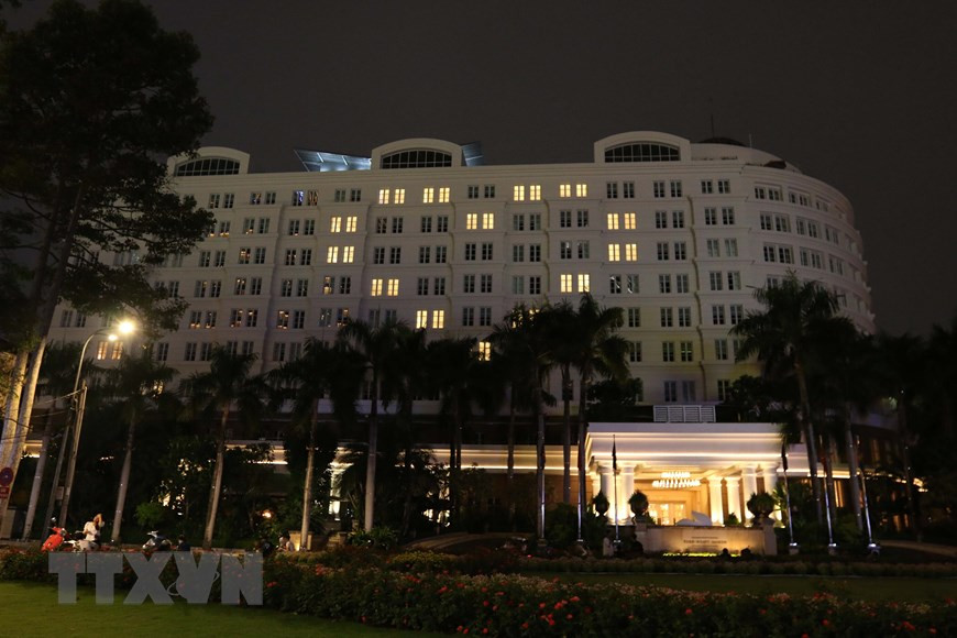 Park Hyatt Saigon, sur la place de Lam Son dans le 1er arrondissement, avec le message ''Cœur - donner de l'affection à ceux qui sont en première ligne contre l’épidémie''. Photo: VNA