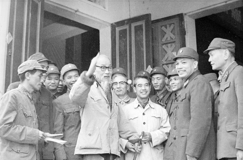  Le Président Ho Chi Minh rend visite à la force de défense aérienne, le 16 février 1969.