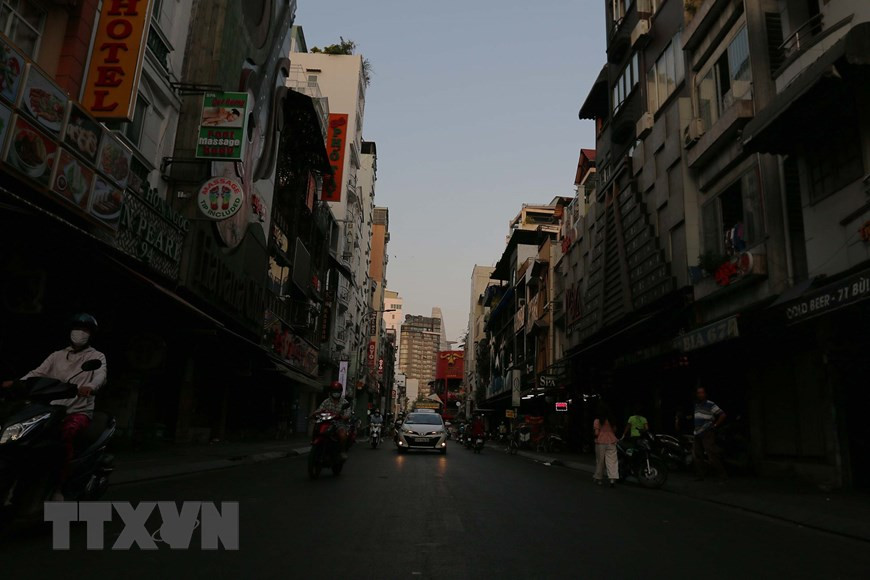  La rue piétonnière Bui Vien à Ho Chi Minh-Ville est presque déserte.