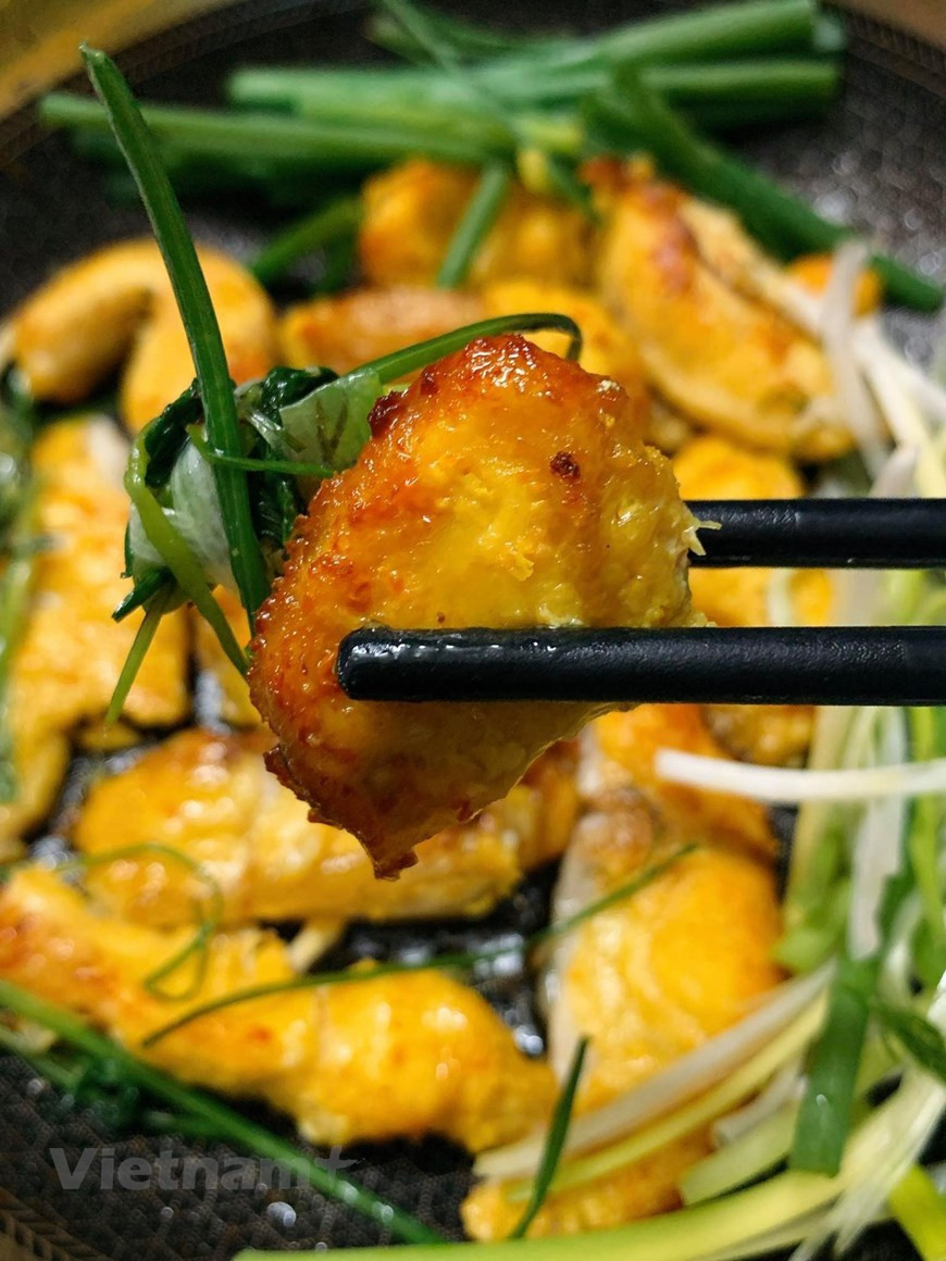  La recette de la famille des Doan est transmise de générations en générations. Selon une belle-fille de la 4è génération des Doan, Le Thi Bich Loc, l’appellation de ''Cha ca La Vong'' a été officiellement reconnue en 1989. La préparation du Cha Ca exige la prudence, la minutie et la passion pour le plat des cuisiniers, a souligné Le Thi Bich Loc. Selon elle, les ingrédients, tels que les herbes aromatiques, les vermicelles de riz froids, la pâte de crevette, ou les poissons, sont tous des spécialités réputées provenant de différentes régions du pays. Accompagné de vermicelles de riz froids, de cacahuètes grillées, d’herbes aromatiques, le ''Cha ca est une introduction sensuelle au Vietnam, où chaque convive est invité à mettre du sien en personnalisant ce qu’il mange'', selon l’hebdomadaire Courrier International. Photo : Vietnamplus