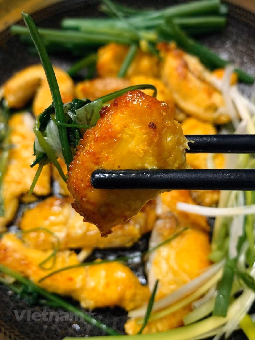  La recette de la famille des Doan est transmise de générations en générations. Selon une belle-fille de la 4è génération des Doan, Le Thi Bich Loc, l’appellation de ''Cha ca La Vong'' a été officiellement reconnue en 1989. La préparation du Cha Ca exige la prudence, la minutie et la passion pour le plat des cuisiniers, a souligné Le Thi Bich Loc. Selon elle, les ingrédients, tels que les herbes aromatiques, les vermicelles de riz froids, la pâte de crevette, ou les poissons, sont tous des spécialités réputées provenant de différentes régions du pays. Accompagné de vermicelles de riz froids, de cacahuètes grillées, d’herbes aromatiques, le ''Cha ca est une introduction sensuelle au Vietnam, où chaque convive est invité à mettre du sien en personnalisant ce qu’il mange'', selon l’hebdomadaire Courrier International. Photo : Vietnamplus 