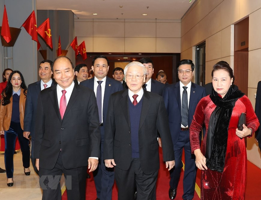  Le secrétaire général du Parti communiste du Vietnam et président Nguyen Phu Trong (au centre), le Premier ministre Nguyen Xuan Phuc (premier à gauche) et la présidente de l’Assemblée nationale Nguyen Thi Kim Ngan participent à la cérémonie. 