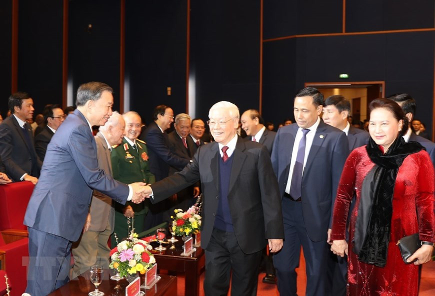  Le secrétaire général du Parti communiste du Vietnam et président Nguyen Phu Trong rencontre des dirigeants et anciens dirigeants du Parti, de l’Etat.