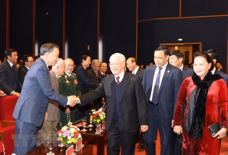  Le secrétaire général du Parti communiste du Vietnam et président Nguyen Phu Trong rencontre des dirigeants et anciens dirigeants du Parti, de l’Etat. 