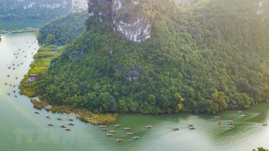  Chaque printemps, le complexe paysager de Trang An est de plus en plus séduisant avec ses paysages naturels, ses montagnes, ses magnifiques grottes calcaires, et ses eaux bleu turquoise.