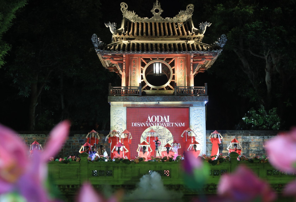  Le défilé au Temple de la littérature Van Mieu - Quoc Tu Giam apporte une beauté brillante pour l'ao dai du Vietnam.