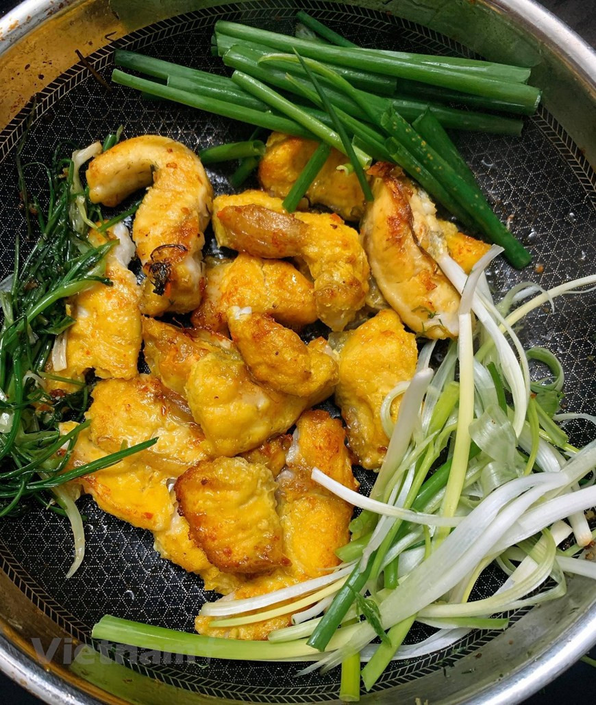  La chaîne de télévision américaine CNN a recommandé aux visiteurs étrangers de déguster cinq des meilleurs plats de la capitale vietnamienne, dont le cha ca. Ce plat, décrit par CNN comme poisson frit au goût d'aneth et de curcuma, est si exceptionnel qu’une rue de la capitale est baptisée Cha Ca, dans l’arrondissement de Hoan Kiem. Le plus célèbre restaurant est Cha Ca La Vong au 14 rue Cha Ca, l’un des plus vieux restaurants de Hanoï et le premier à s’ouvrir dans la rue il y a plus d’un siècle. La recette elle-même date de plus de 130 ans et a été créée par la famille des Doan. Photo : Vietnamplus