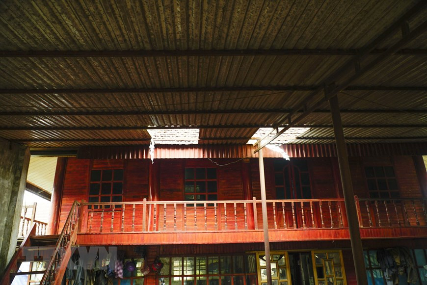  Les grêlons ont endommagé les toits en tôle de certaines familles de la commune de Hua Thanh, district de Dien Bien.