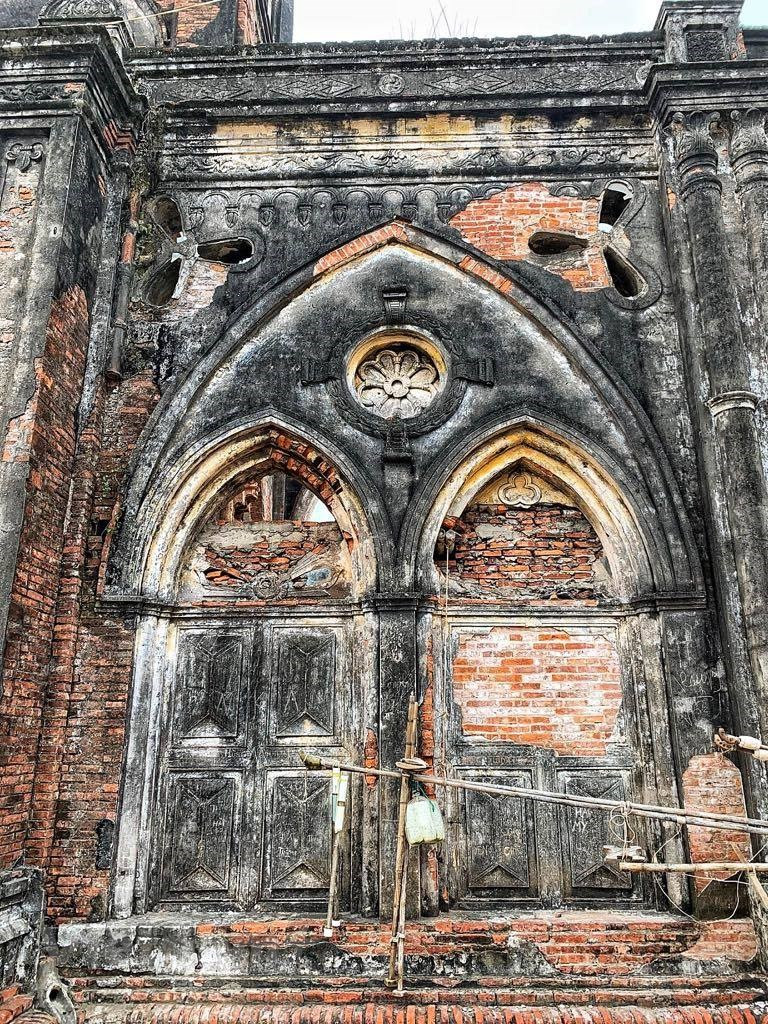  Des motifs sophistiqués sur le mur en ruine restent beaux. Ainsi, l'église de Hai Ly attire beaucoup de touristes. Photo: Vietnamplus