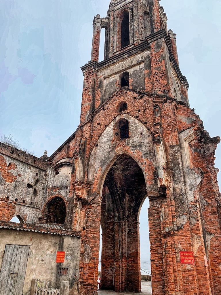  Il ne reste plus de l’église qu’un clocher et des murs bas, mais le monument demeure magnifique. Photo: Vietnamplus