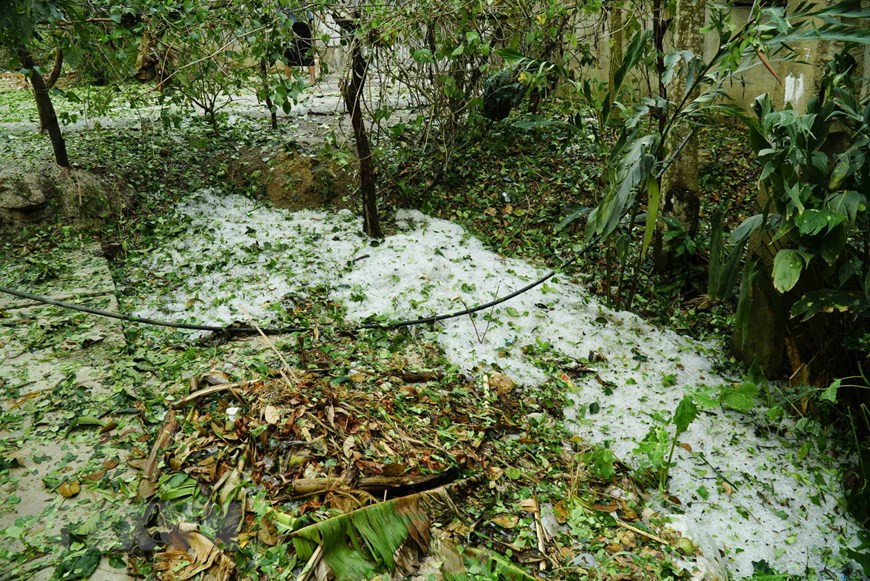  Amas de grêlons dans la commune de Hua Thanh, district de Dien Bien.