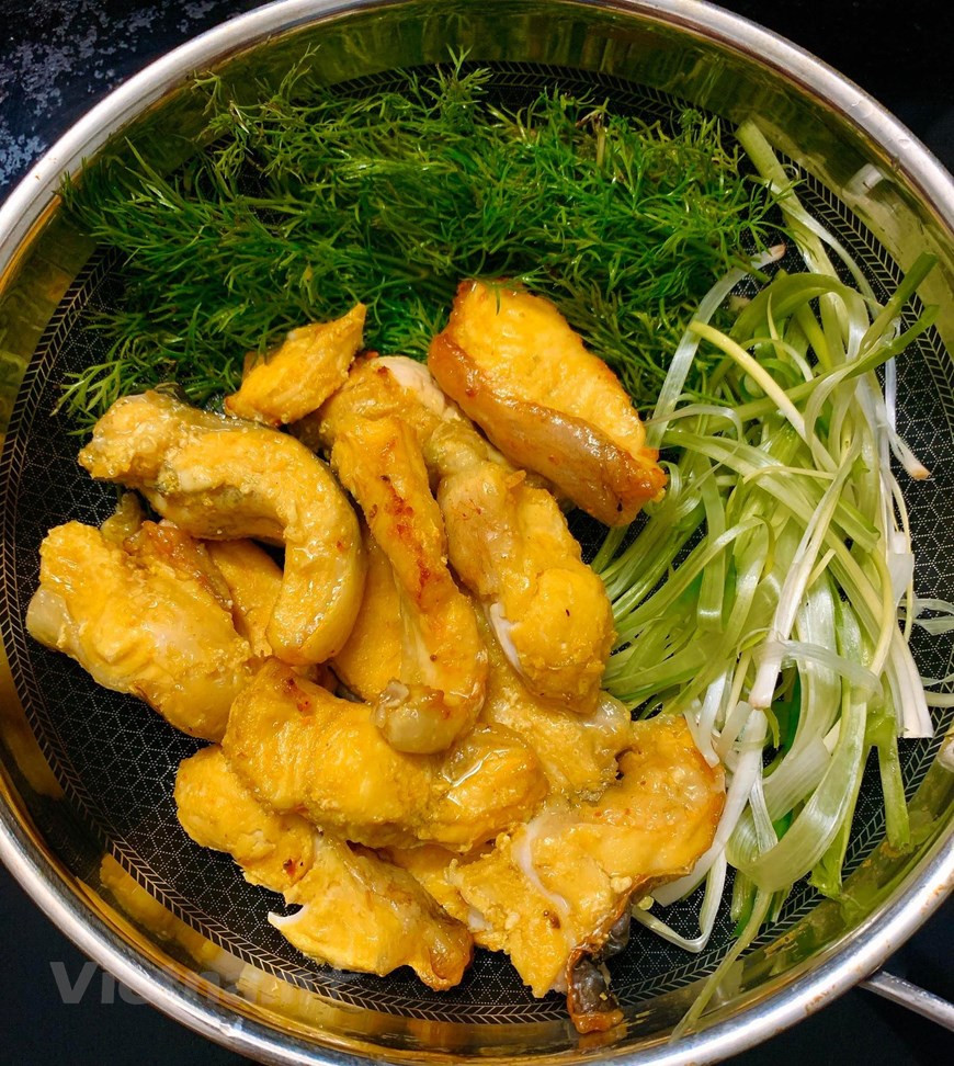  Préparation et conseils : Couper le poisson Lang en morceau de cube. Mariné le poisson avec des épices comme le curcuma, le gingembre, le sauce nuoc mam, l’oignon, l’ail, le piment pendant 15-20 minutes. Faire griller ce poisson mariné sur le feu et le met dans une assiette. Les étapes de préparations sont simples et faciles à faire mais le secret de ce plat se trouve dans l’art de gouter. On va vous servir un plateau où met une assiette de poisson grillé, une assiette de vermicelle, un bol de Aneth et des autres herbes aromatiques, un bol de Mam tom (sauce de crevette et poisson)… et un poêle de charbon à la vietnamienne. Il vous faut tout d’abord faire chauffer le poêle avec l’huile, puis faire sauter le poisson avec les herbes aromatiques. Attention, il ne faut pas faire écraser le poisson. On le prend avec le vermicelle, la cacahuète. Il est mieux de le prend quand il est chaud car vous aurez sentir la fraicheur et l’odeur de la combinaison de la sauce de crevette avec le poisson et l’aneth. Photo : Vietnamplus