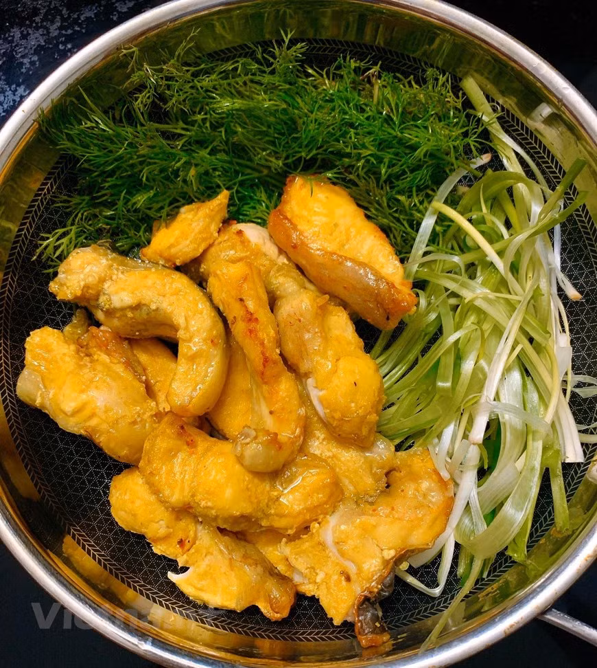  Préparation et conseils : Couper le poisson Lang en morceau de cube. Mariné le poisson avec des épices comme le curcuma, le gingembre, le sauce nuoc mam, l’oignon, l’ail, le piment pendant 15-20 minutes. Faire griller ce poisson mariné sur le feu et le met dans une assiette. Les étapes de préparations sont simples et faciles à faire mais le secret de ce plat se trouve dans l’art de gouter. On va vous servir un plateau où met une assiette de poisson grillé, une assiette de vermicelle, un bol de Aneth et des autres herbes aromatiques, un bol de Mam tom (sauce de crevette et poisson)… et un poêle de charbon à la vietnamienne. Il vous faut tout d’abord faire chauffer le poêle avec l’huile, puis faire sauter le poisson avec les herbes aromatiques. Attention, il ne faut pas faire écraser le poisson. On le prend avec le vermicelle, la cacahuète. Il est mieux de le prend quand il est chaud car vous aurez sentir la fraicheur et l’odeur de la combinaison de la sauce de crevette avec le poisson et l’aneth. Photo : Vietnamplus 